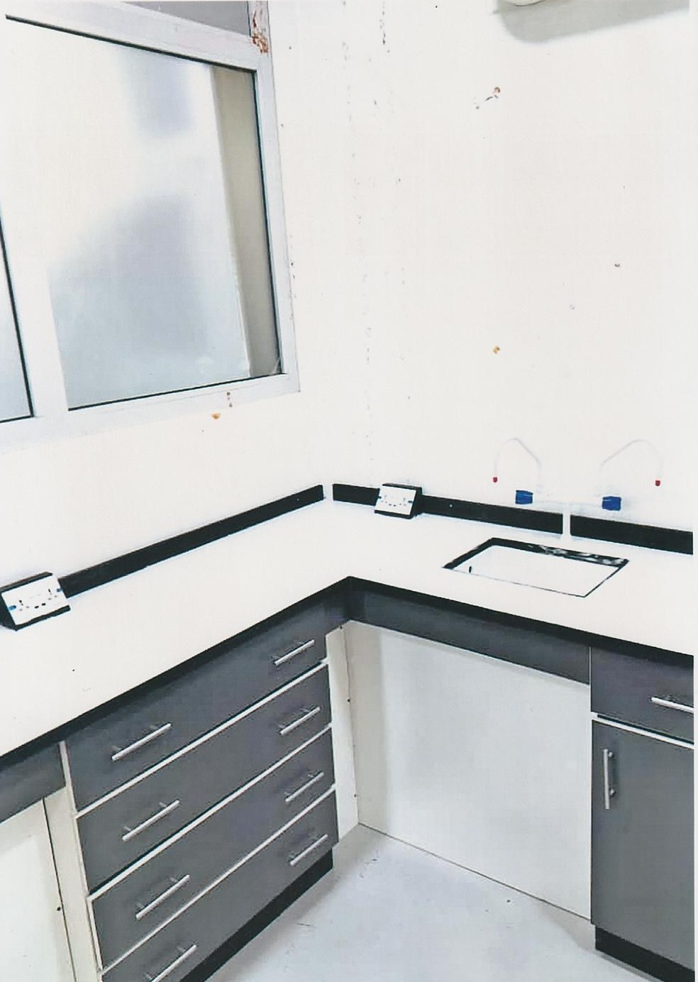 L-return bench with sink, sockets and gooseneck taps
