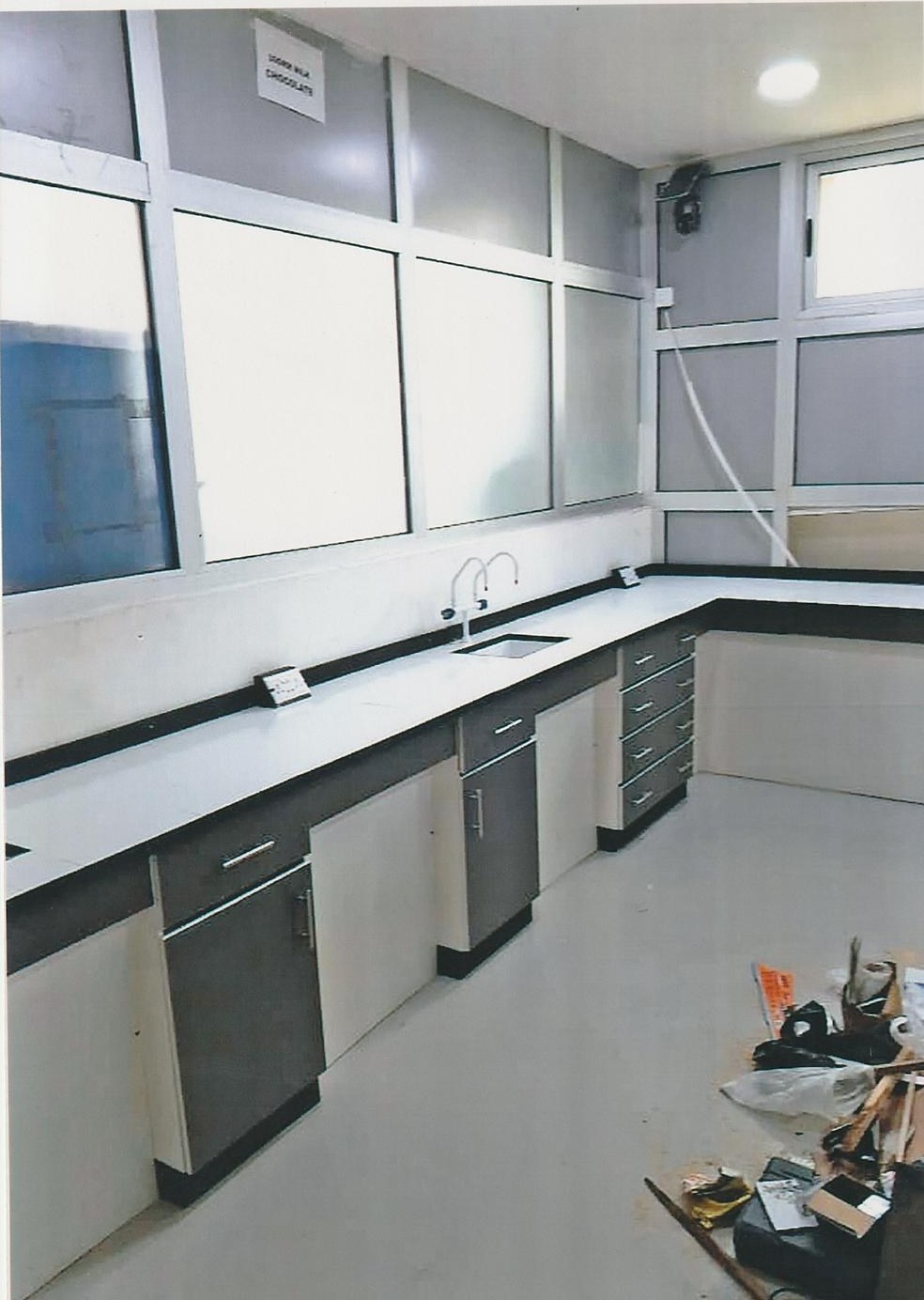 Free-standing pigeon-hole storage unit