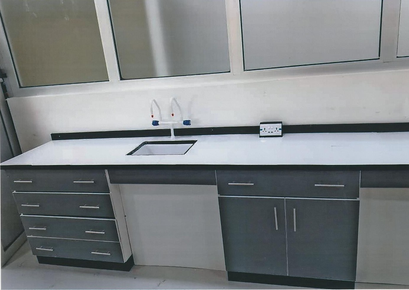Single-station sink bench with double-tap fixture
